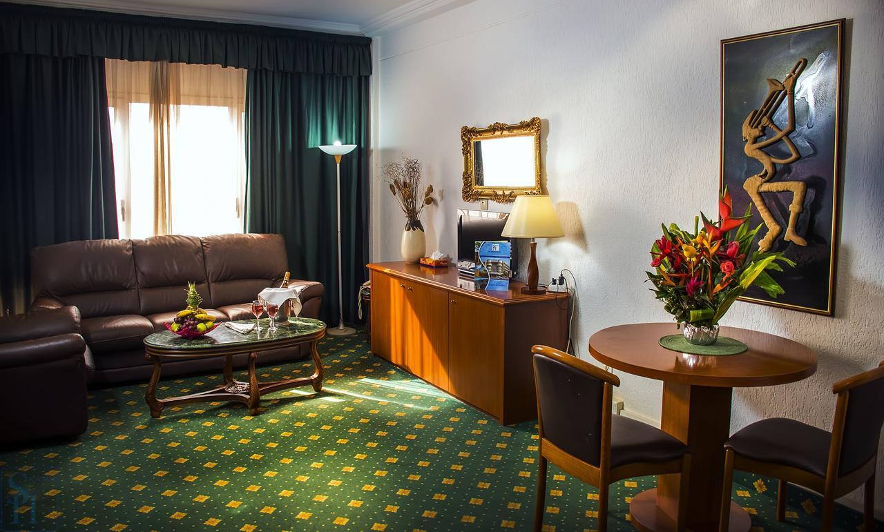 Hotel Splendid Ouagadougou Bagian luar foto